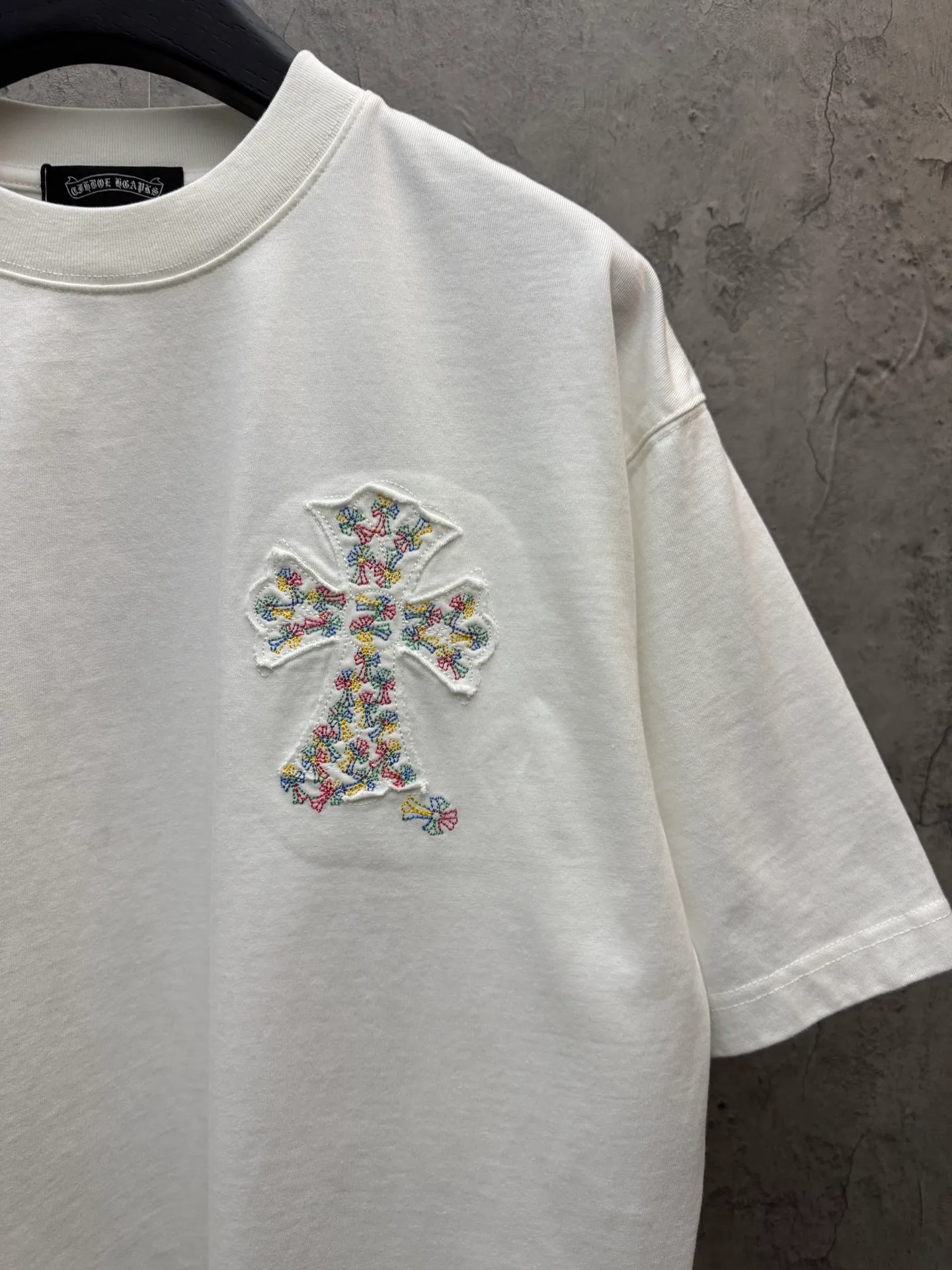 P180 top version, real shot without P, ​​different from market currency) 𝗖𝗵𝗿𝗼𝗺𝗲 𝗛𝗲𝗮𝗿𝘁𝘀/Croxin 2026 spring new original single counter American laser burnt patch embroidered couple short sleeves 👑The highest version! Customized fabric 300 grams, best-selling model at the counter, very comfortable to wear. Accessories: original molded and authenticated collar label ➕ 100% silk wash water label. Genuine purchase-grade original hangtag➕matching hanging rope➕3D hanging beads➕original packaging bag. Craftsmanship: The original version has consistent wiring! The highest version of the armhole matching technique! Color: White Black Size: S M L XL Style No.: 26-2010